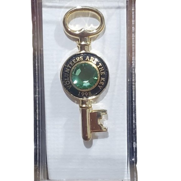 Vintage Award Pin For Volunteers Gold Tone Key with Green Crystal - Picture 2 of 3